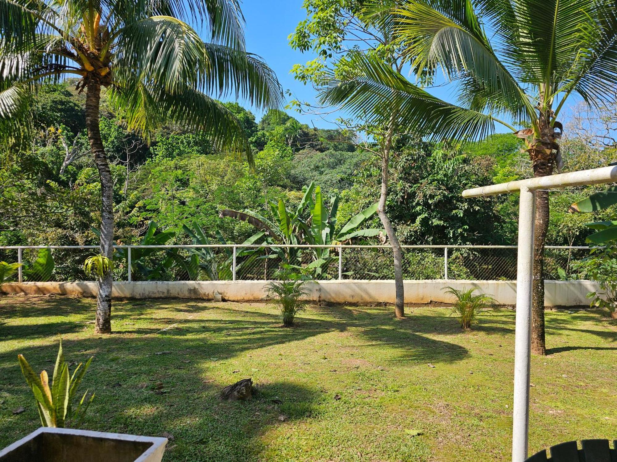 Oasis With Pool Near Canal *