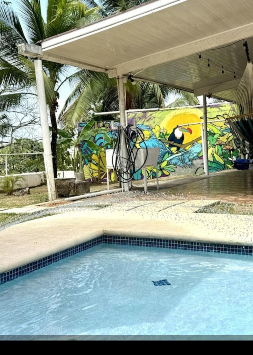 Oasis With Pool Near Canal Hébergement de vacances *